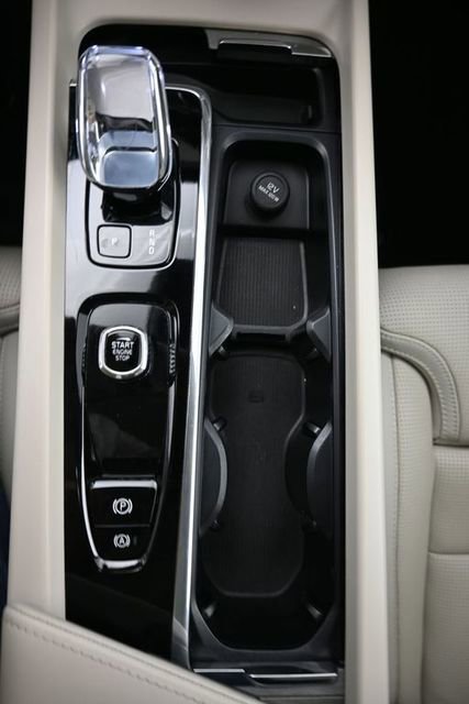 Used 2024 Volvo XC60 B5 Ultimate w/ Protection Package Premier image 10