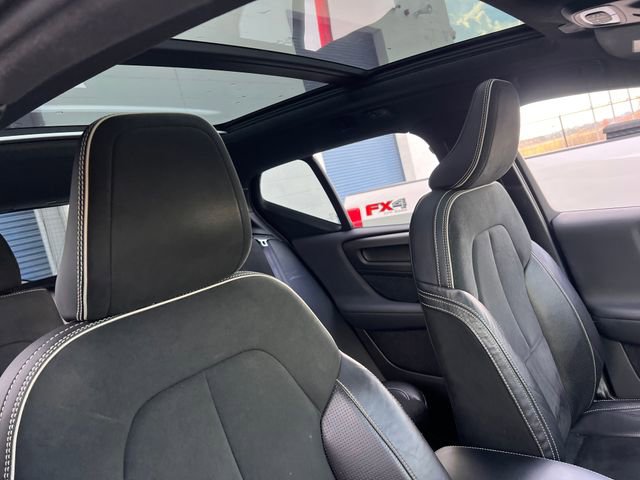 Used 2019 Volvo XC40 T4 R-Design image 33