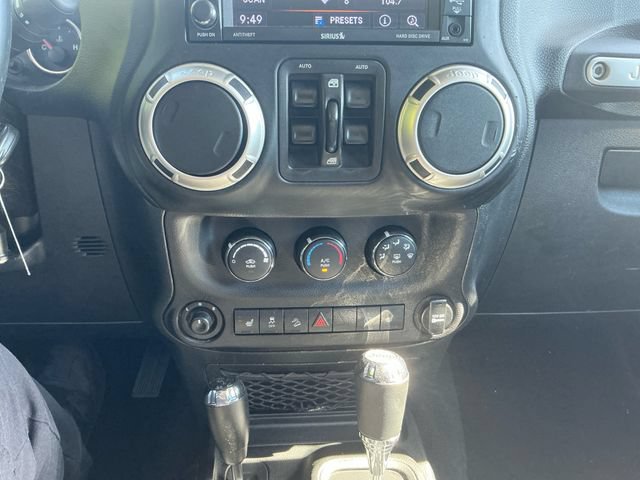 Used 2018 Jeep Wrangler Unlimited Sahara w/ Connectivity Group AWD/4WD image 22