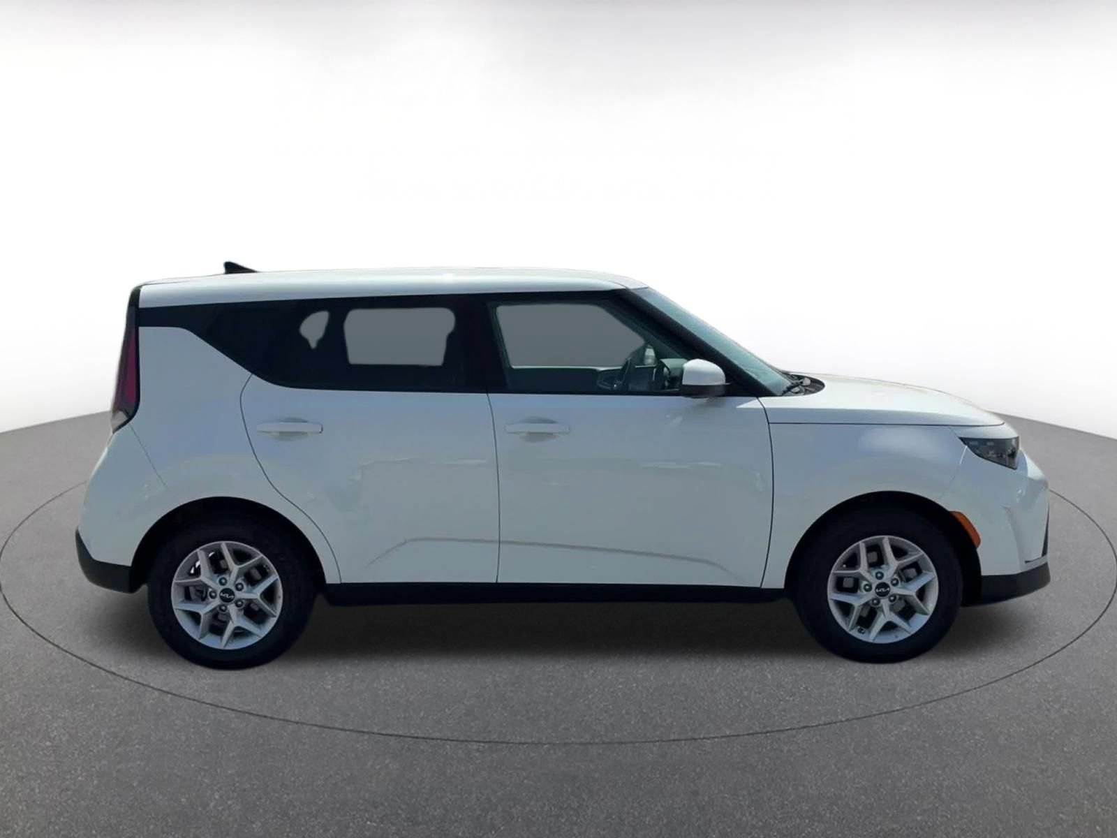 Used 2025 Kia Soul LX w/ LX Technology Package FWD image 15