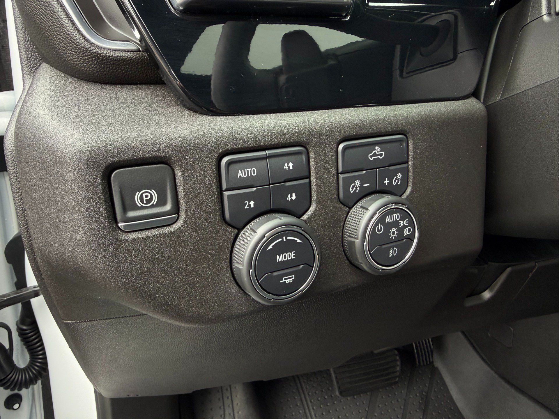 Used 2024 Chevrolet Silverado 1500 RST w/ Redline Edition AWD/4WD image 9