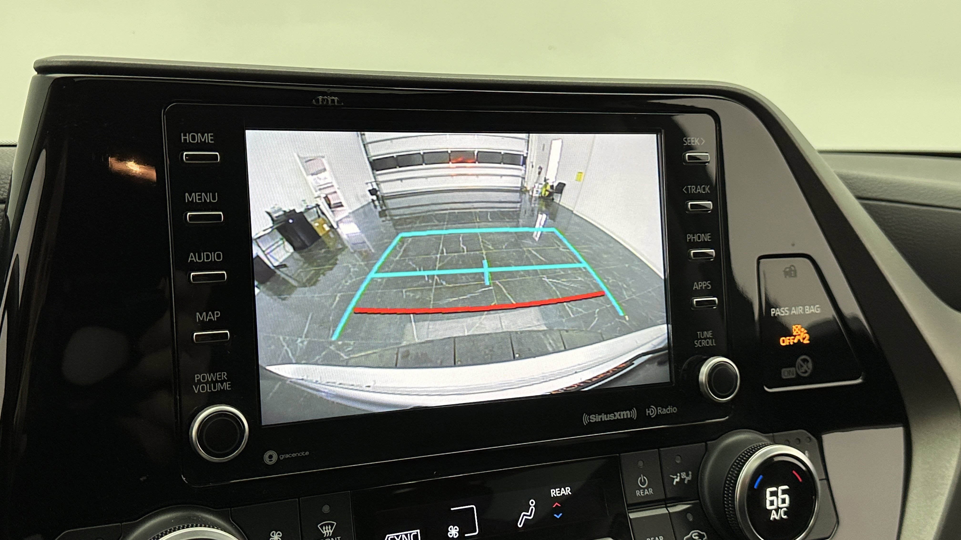 Used 2021 Toyota Highlander XLE image 22