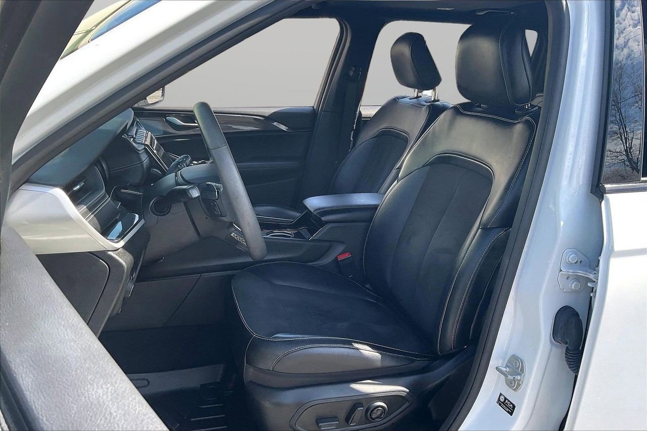 Certified 2023 Jeep Grand Cherokee L Laredo image 22