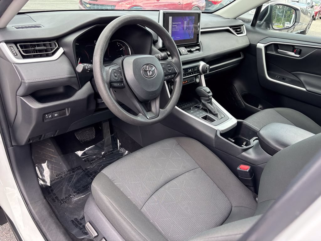 Used 2025 Toyota RAV4 XLE AWD/4WD image 17