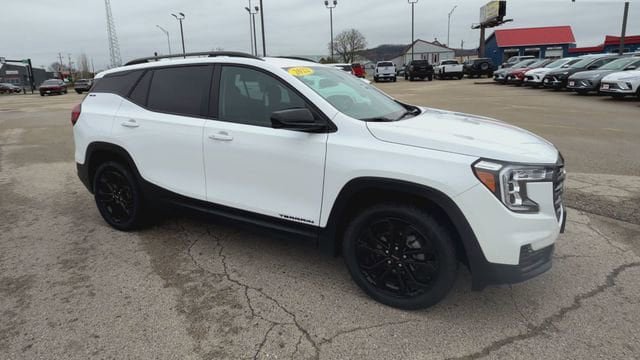 Used 2022 GMC Terrain SLE w/ Driver Convenience Package AWD/4WD image 3