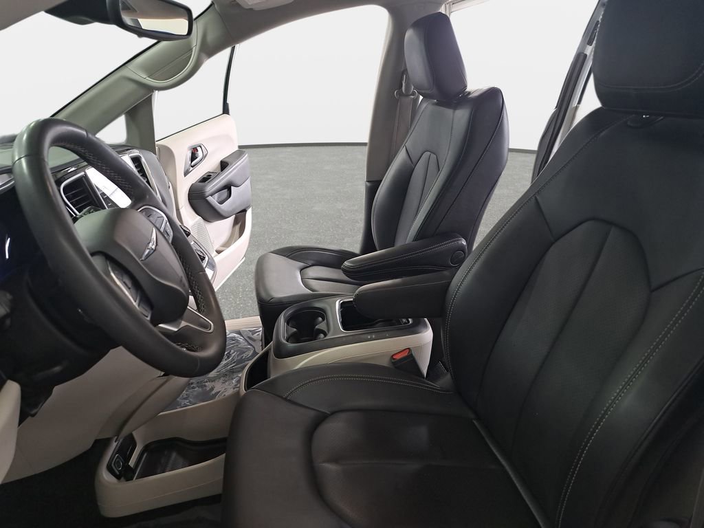 Used 2024 Chrysler Pacifica Touring-L image 18