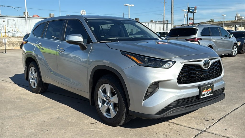 Used 2023 Toyota Highlander L image 3
