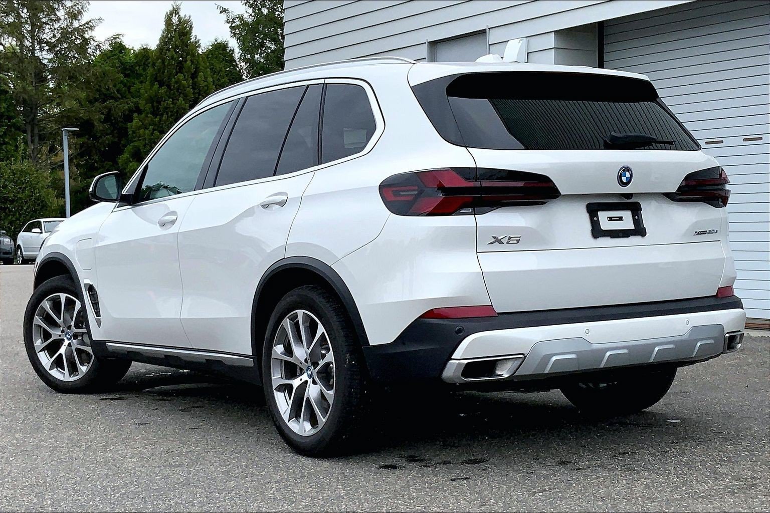 Used 2025 BMW X5 xDrive50e w/ Premium Package AWD/4WD image 2