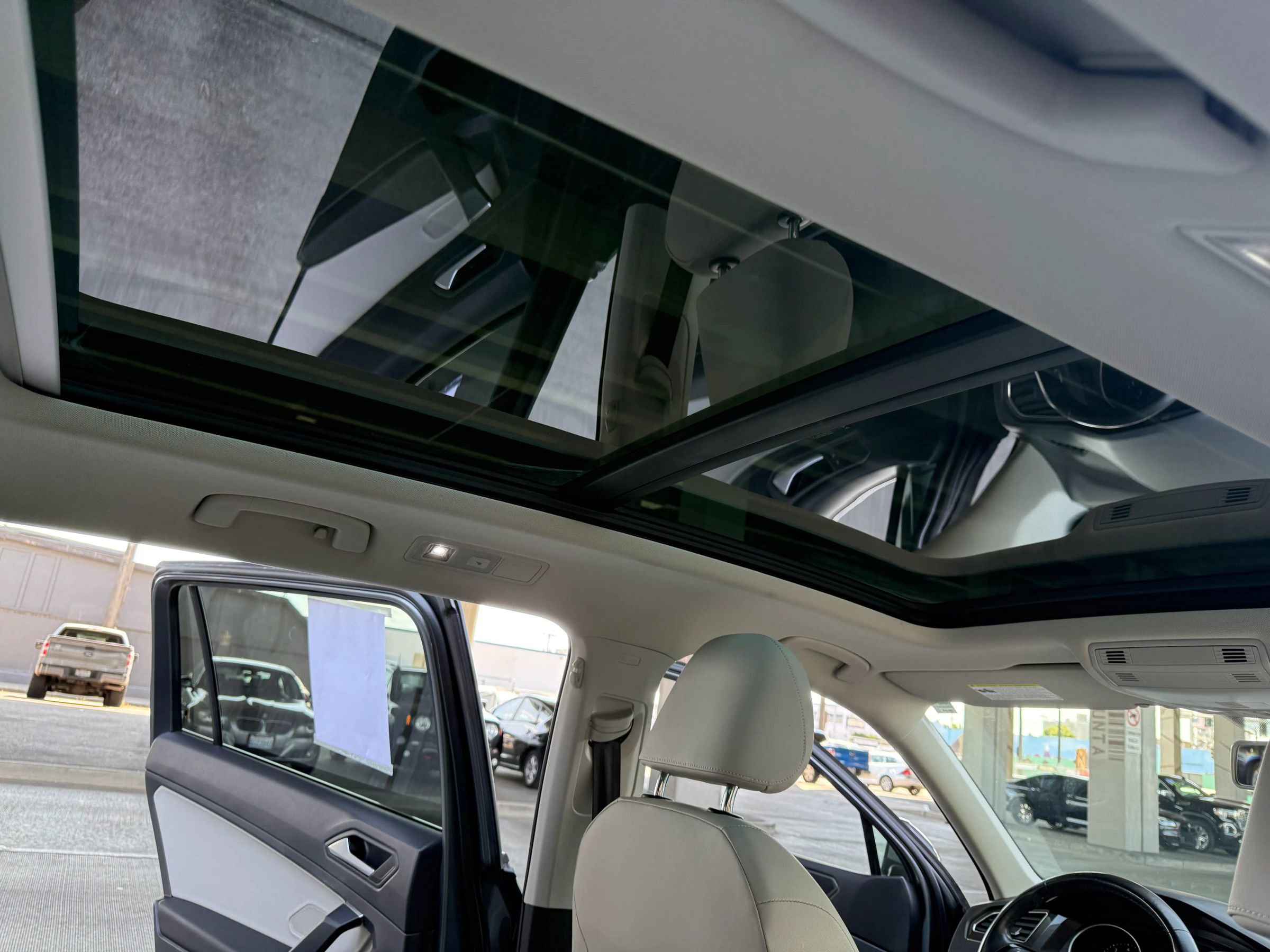 Used 2019 Volkswagen Tiguan SE w/ Panoramic Sunroof Package image 26
