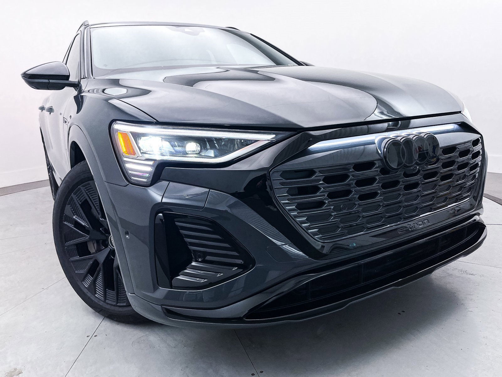 Used 2024 Audi Q8 e-tron Prestige image 11