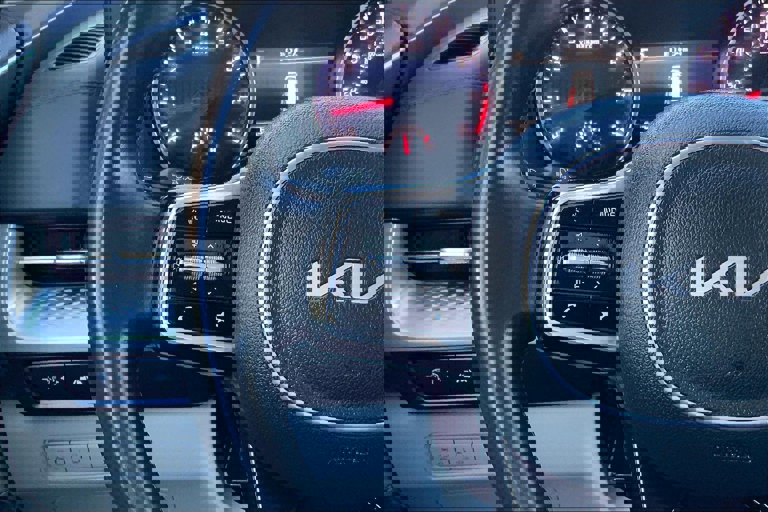 Used 2024 Kia Carnival LX image 20