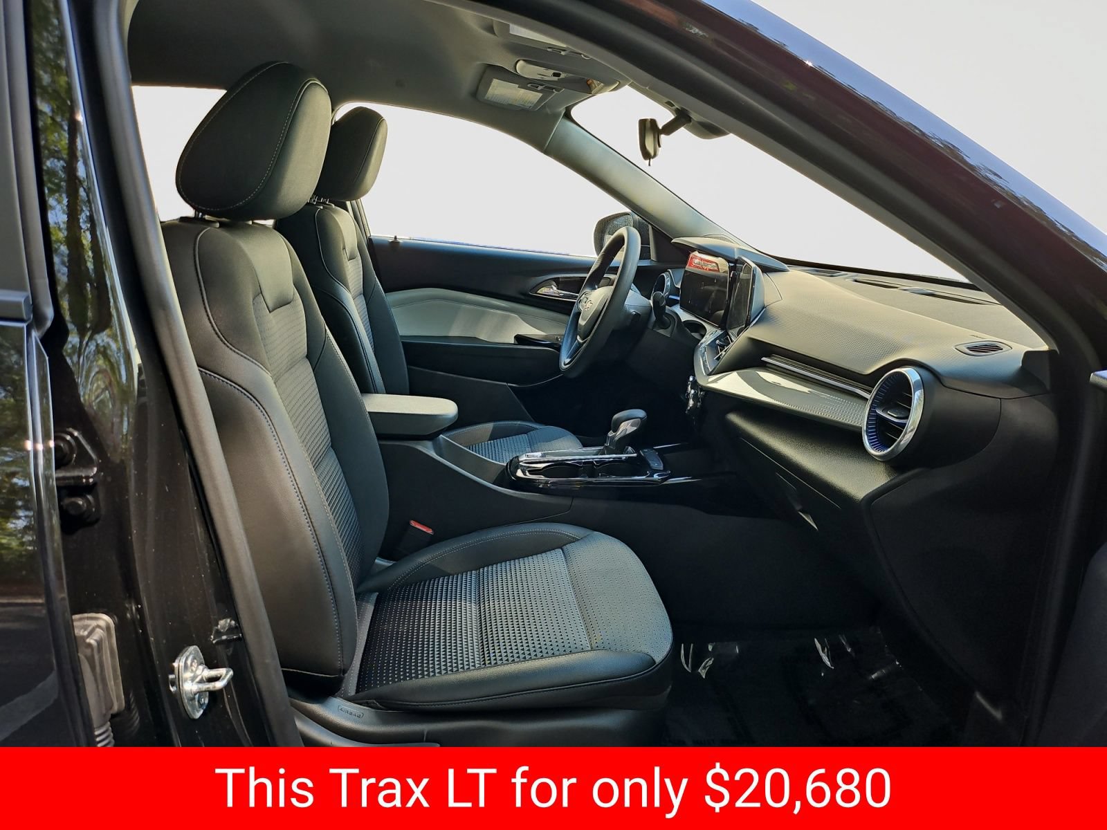 Used 2025 Chevrolet Trax LT FWD image 17