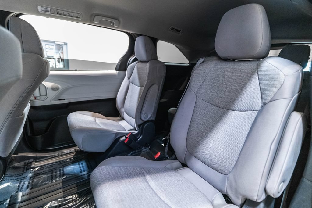Used 2025 Toyota Sienna LE FWD image 31