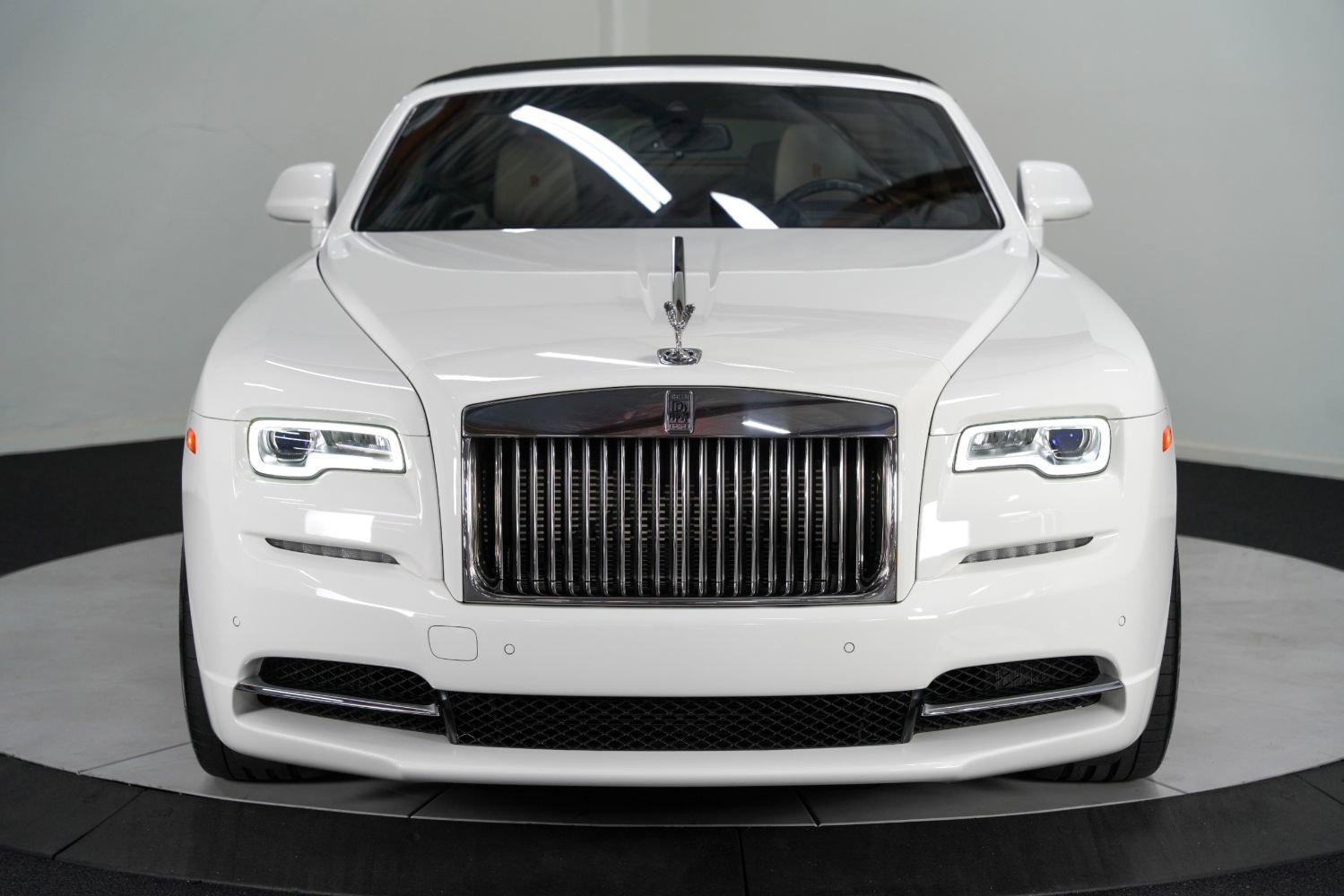 Used 2017 Rolls-Royce Dawn image 9