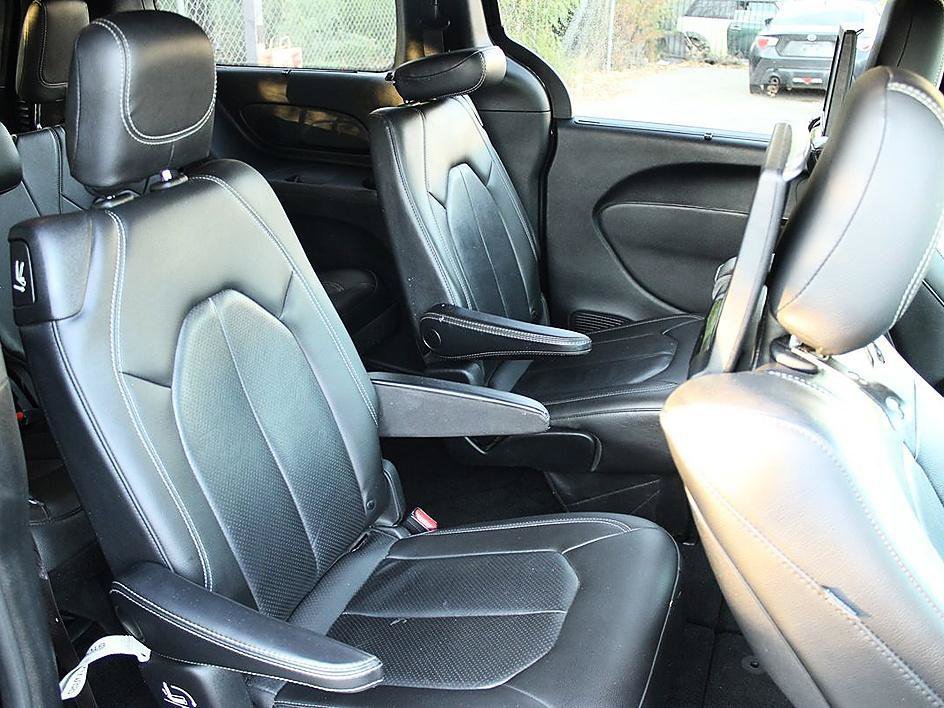 Used 2020 Chrysler Pacifica Touring-L Plus w/ Advanced Safetytec Group FWD image 20