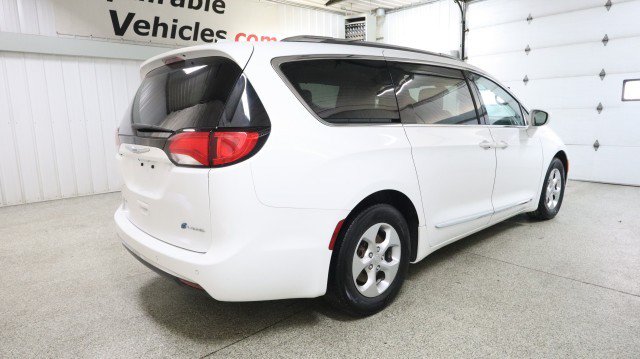 Used 2018 Chrysler Pacifica Touring-L FWD image 6