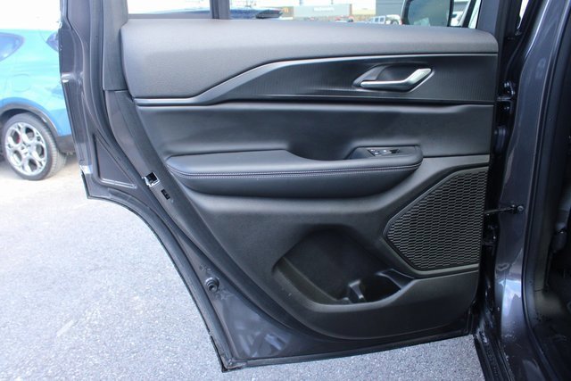 Used 2024 Jeep Grand Cherokee Laredo image 31