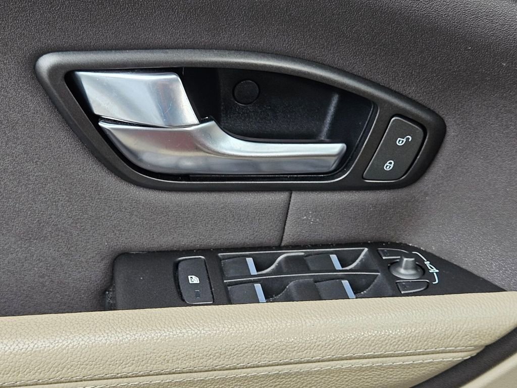 Used 2019 Land Rover Range Rover Evoque SE image 26