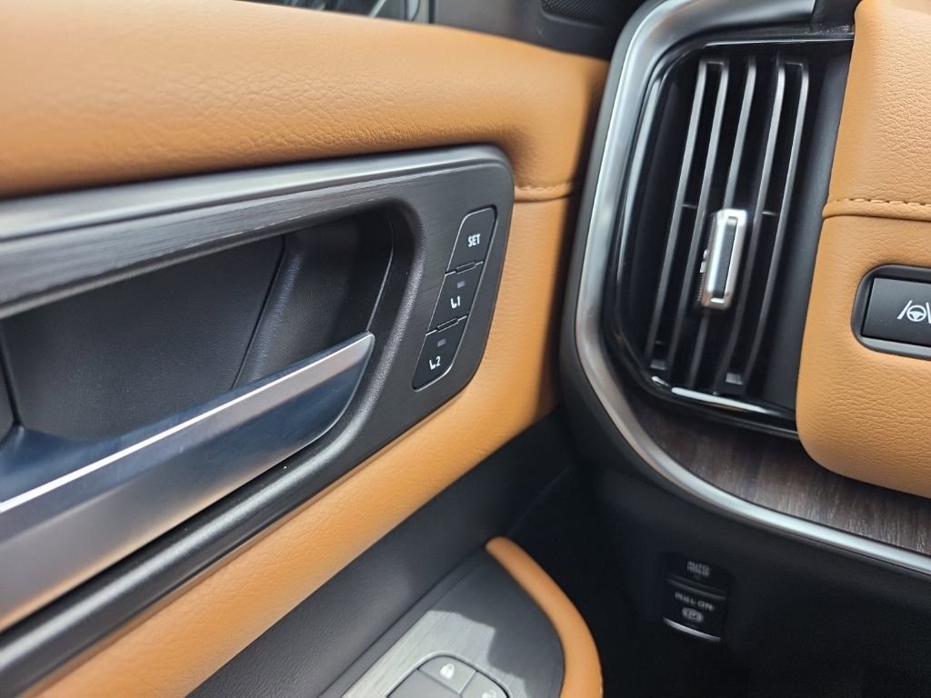 Used 2025 Nissan Armada Platinum Reserve image 42