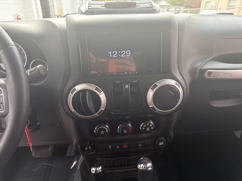 Used 2018 Jeep Wrangler Sahara w/ Connectivity Group AWD/4WD image 20