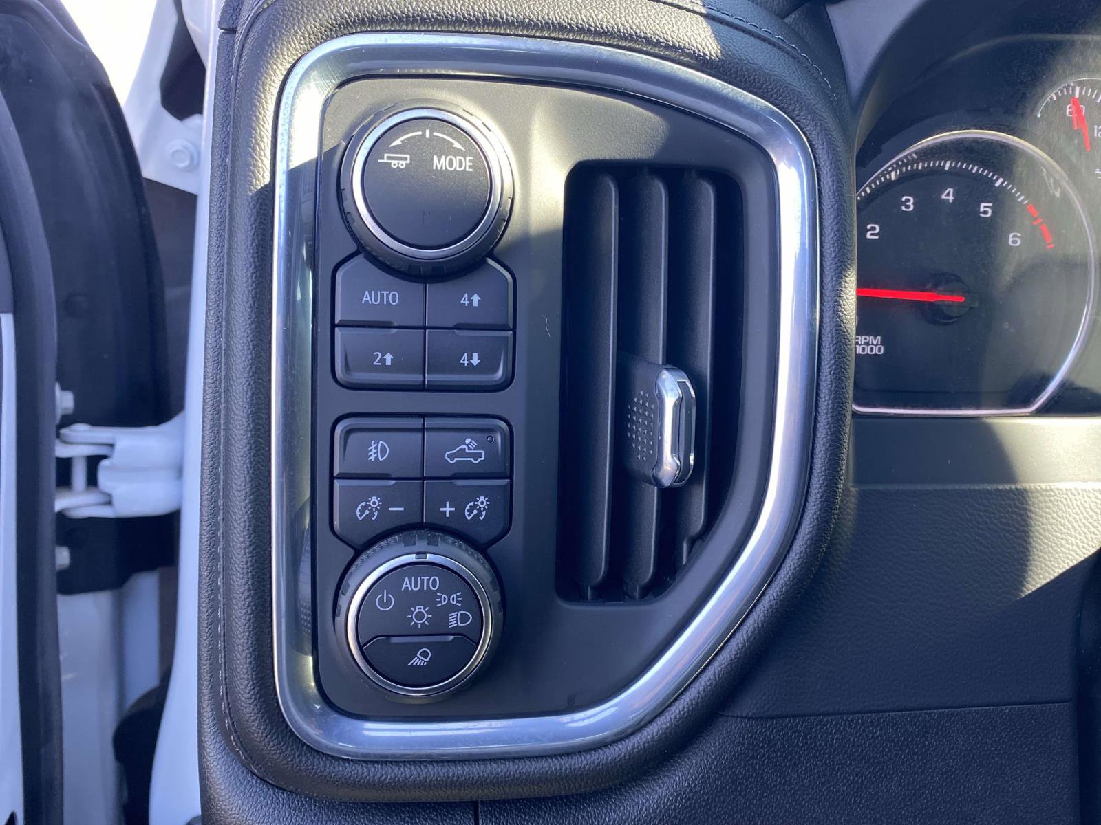 Used 2021 Chevrolet Silverado 2500 LTZ w/ LTZ Convenience Package image 18