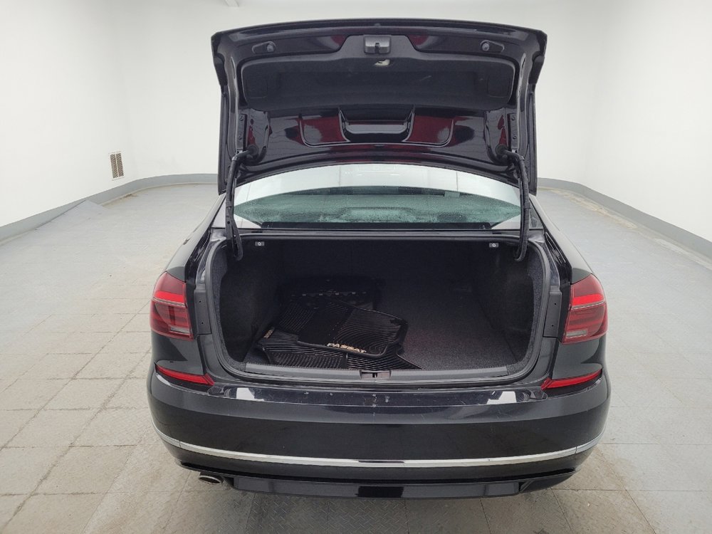 Used 2018 Volkswagen Passat 2.0T R-Line w/ R-Line Lighting Package image 29