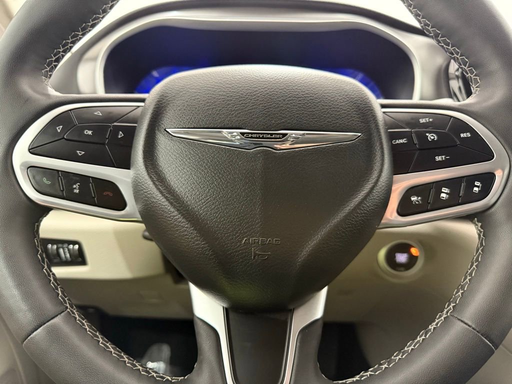 Used 2024 Chrysler Pacifica Touring-L image 42