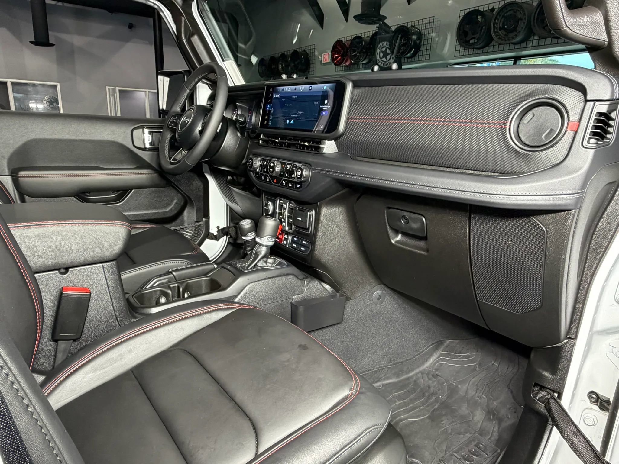 Used 2025 Jeep Gladiator Rubicon w/ Safety Group AWD/4WD image 22