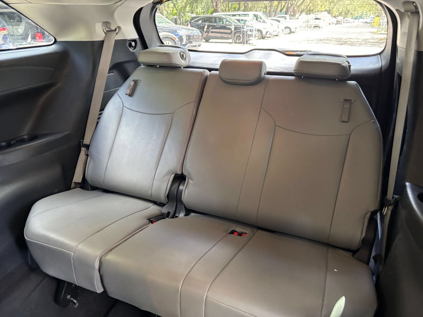 Used 2025 Toyota Sienna XLE FWD image 32