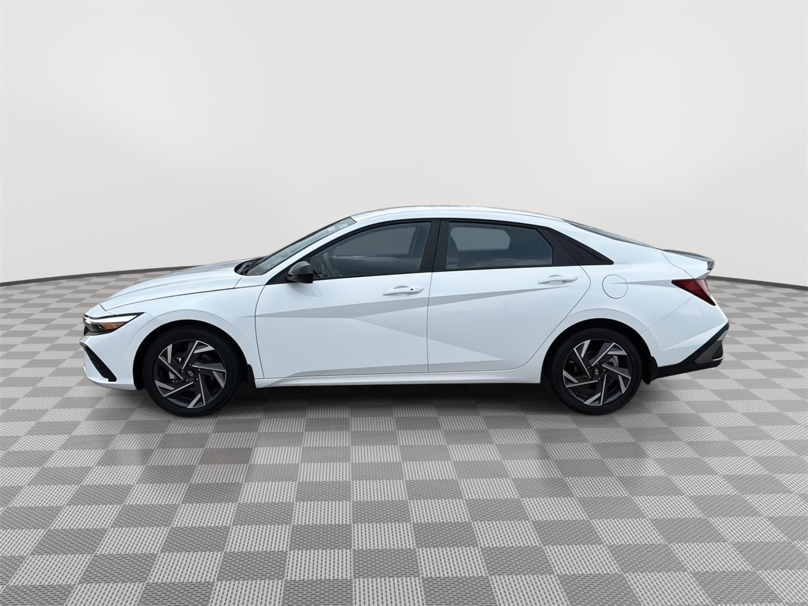 Used 2025 Hyundai Elantra Sport image 2