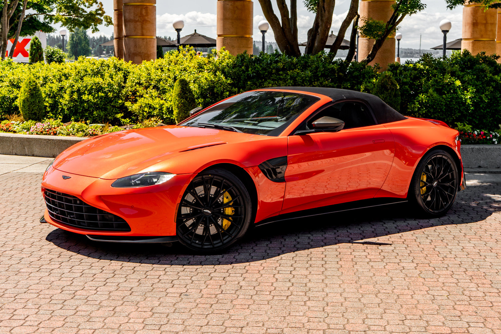 Used 2023 Aston Martin V8 Vantage Roadster RWD image 32