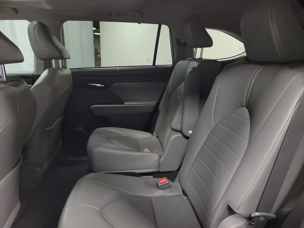 Used 2023 Toyota Highlander XLE AWD/4WD image 20