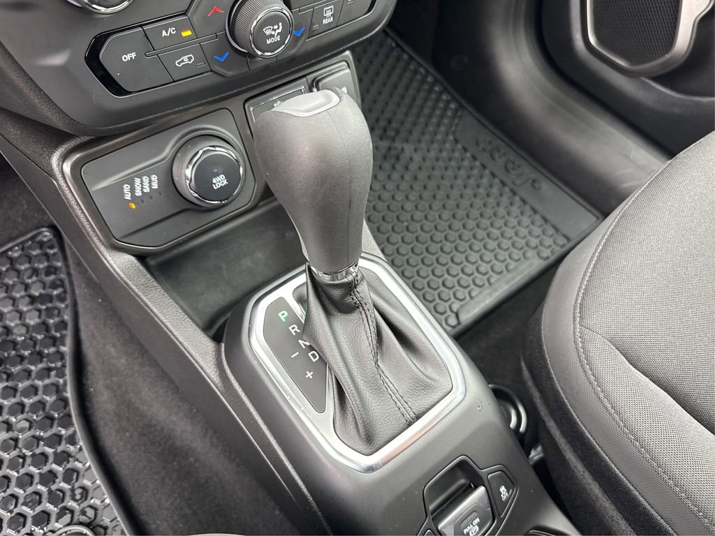 Used 2023 Jeep Renegade Latitude w/ Sun/Sound Group AWD/4WD image 32