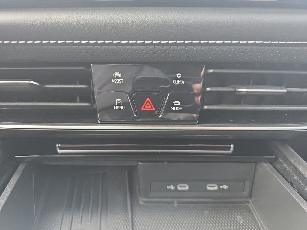 Used 2025 Volkswagen Atlas SE image 30