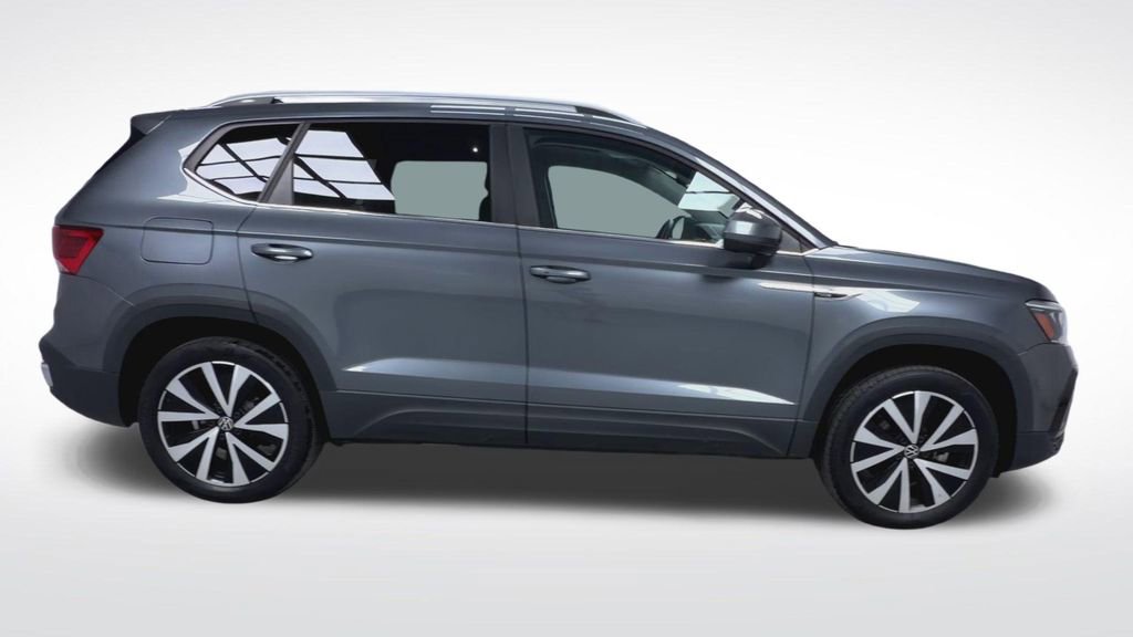 Used 2022 Volkswagen Taos SE w/ Panoramic Sunroof Package image 9