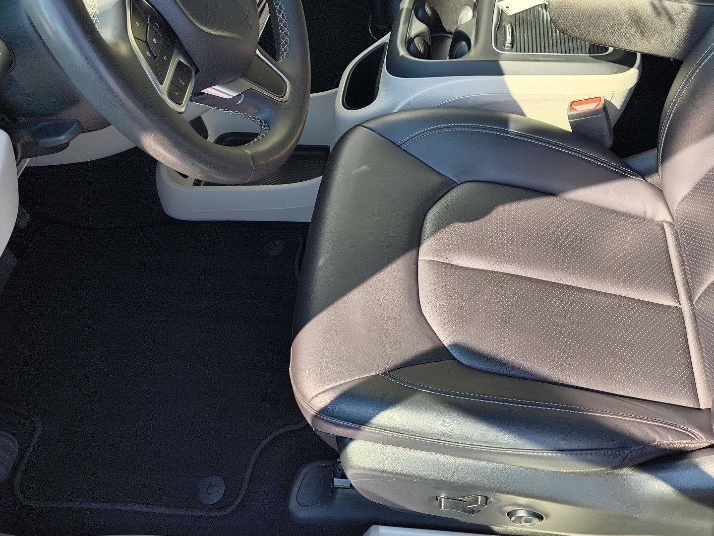 Used 2024 Chrysler Pacifica Touring-L FWD image 7