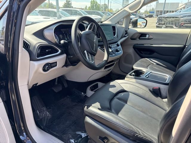 Used 2023 Chrysler Pacifica Touring-L FWD image 19