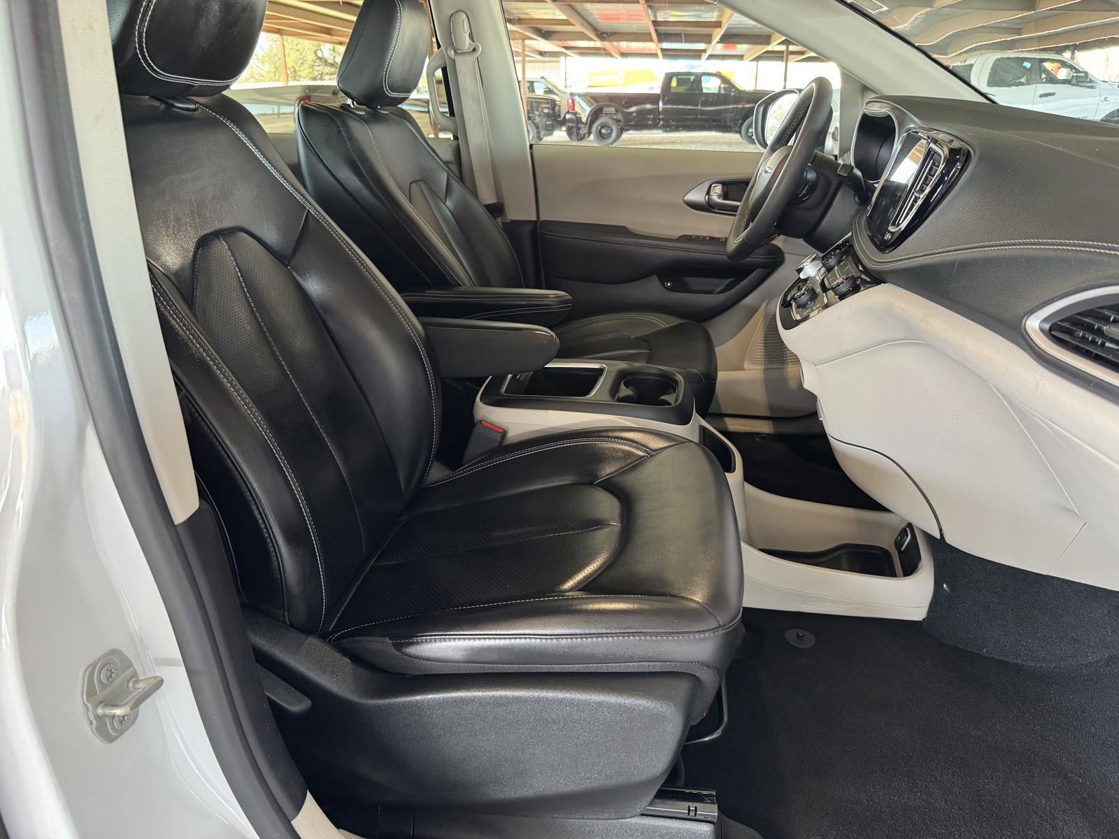 Used 2023 Chrysler Pacifica Touring-L image 39