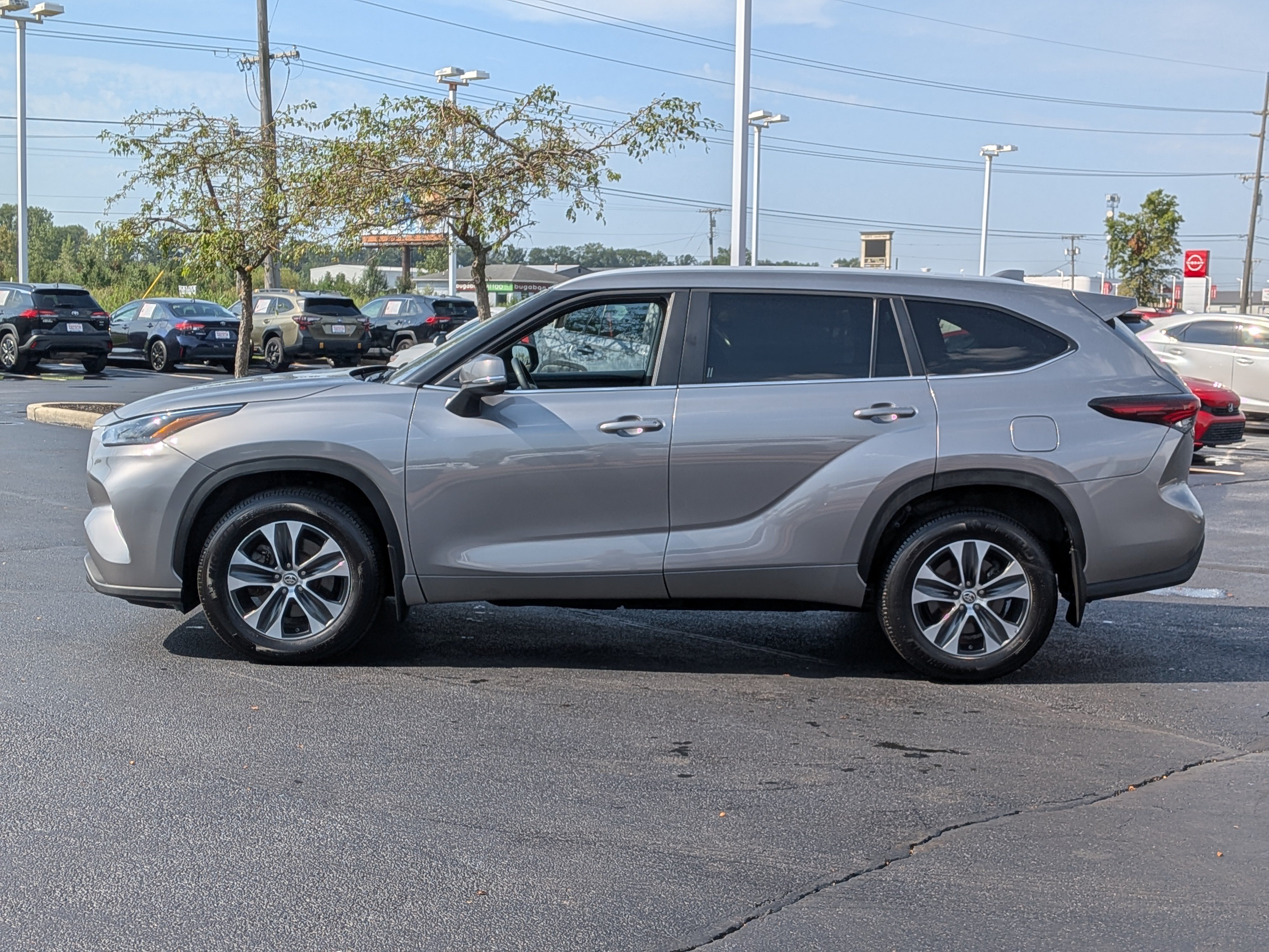 Used 2025 Toyota Highlander XLE AWD/4WD image 5