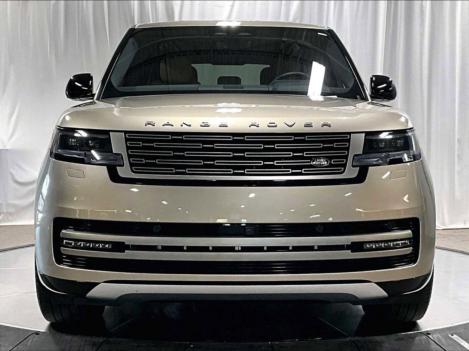 Used 2025 Land Rover Range Rover SE image 12