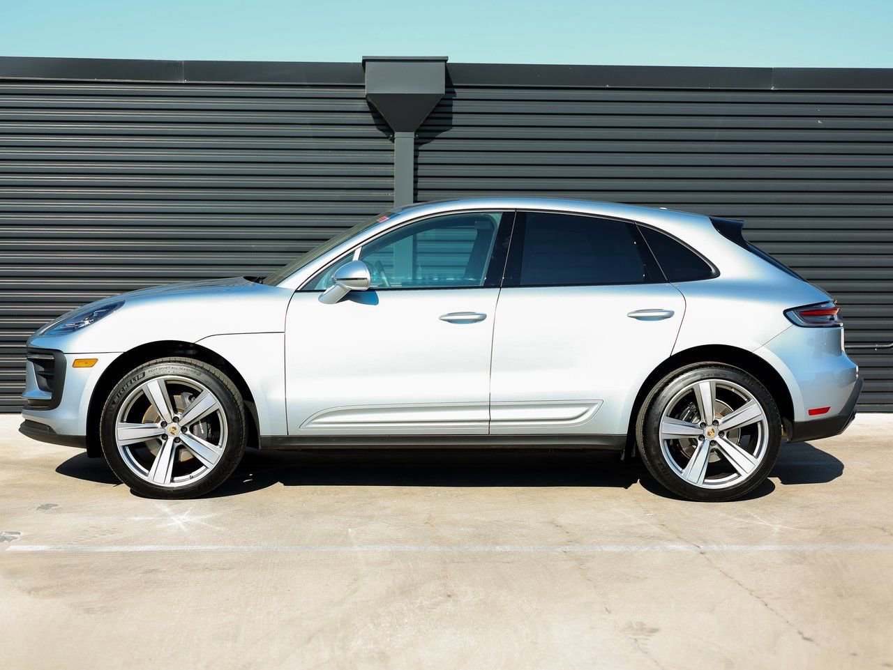 Certified 2025 Porsche Macan image 2