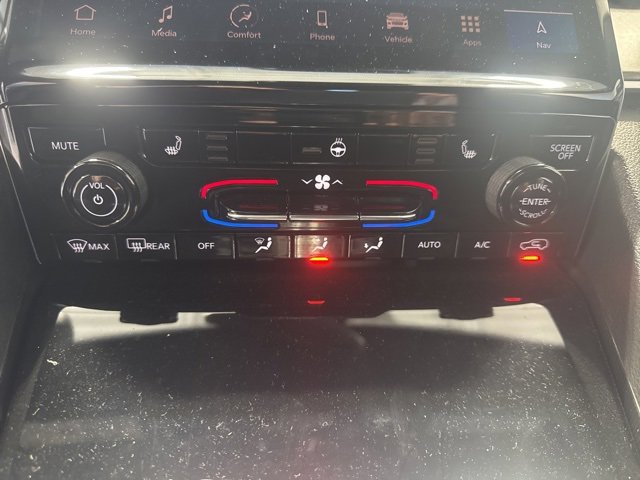 Used 2024 Jeep Grand Cherokee Limited w/ Black Appearance Package image 16