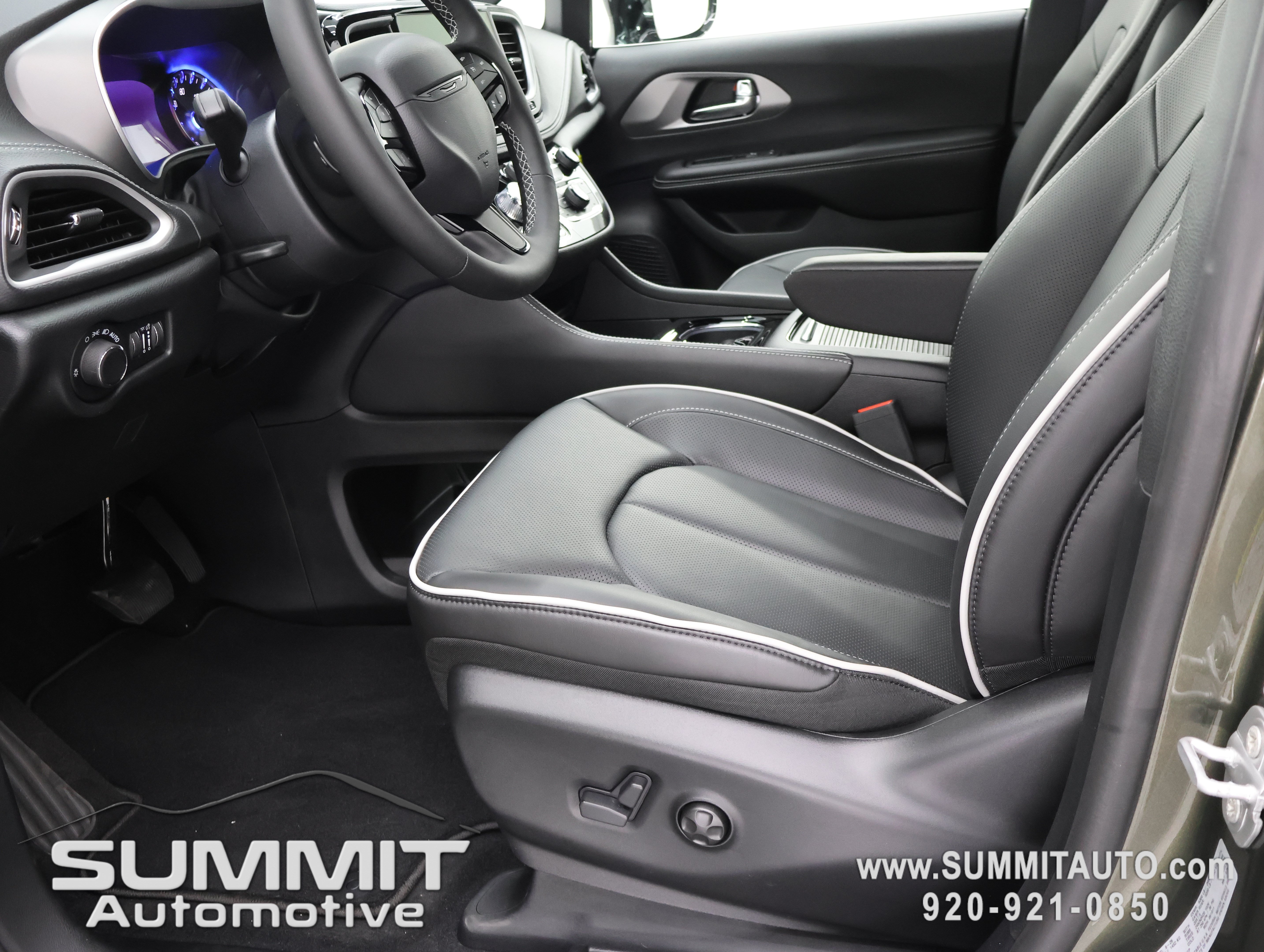 New 2027 Chrysler Pacifica Limited AWD/4WD image 8