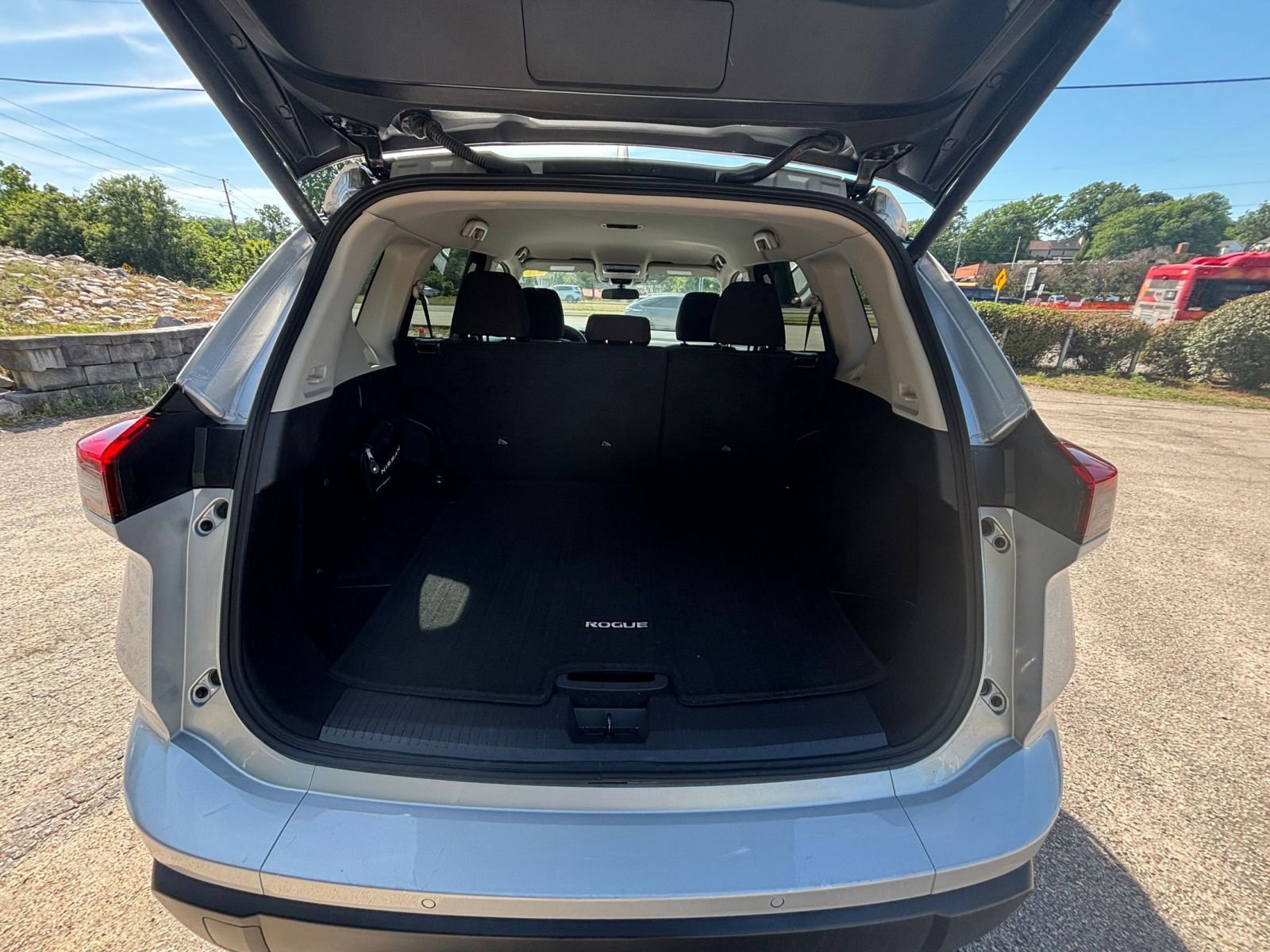 Used 2025 Nissan Rogue SV FWD image 32
