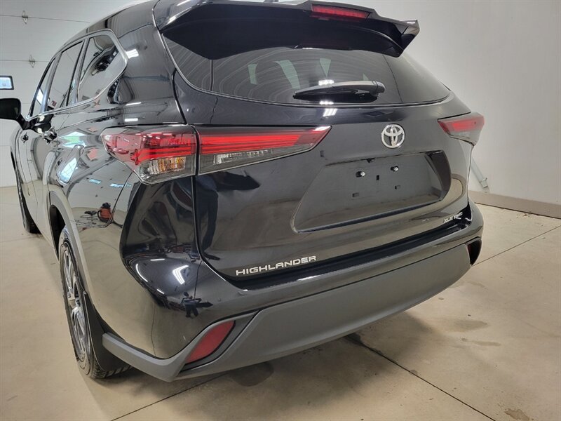 Used 2024 Toyota Highlander XLE AWD/4WD image 7