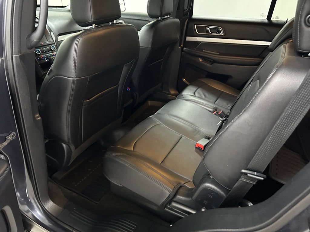 Used 2017 Ford Explorer XLT w/ Equipment Group 202A AWD/4WD image 15