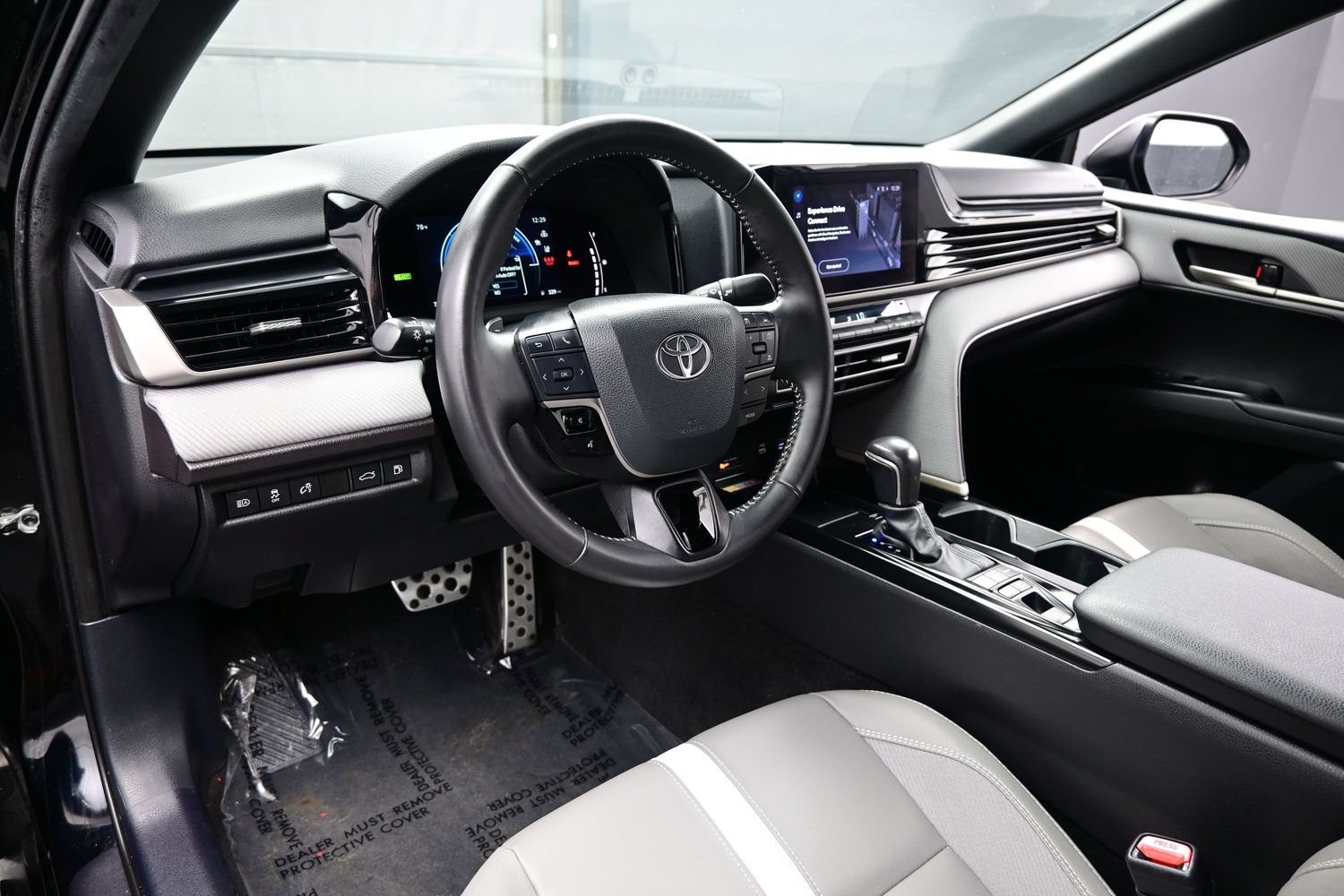 Used 2025 Toyota Camry SE AWD/4WD image 16