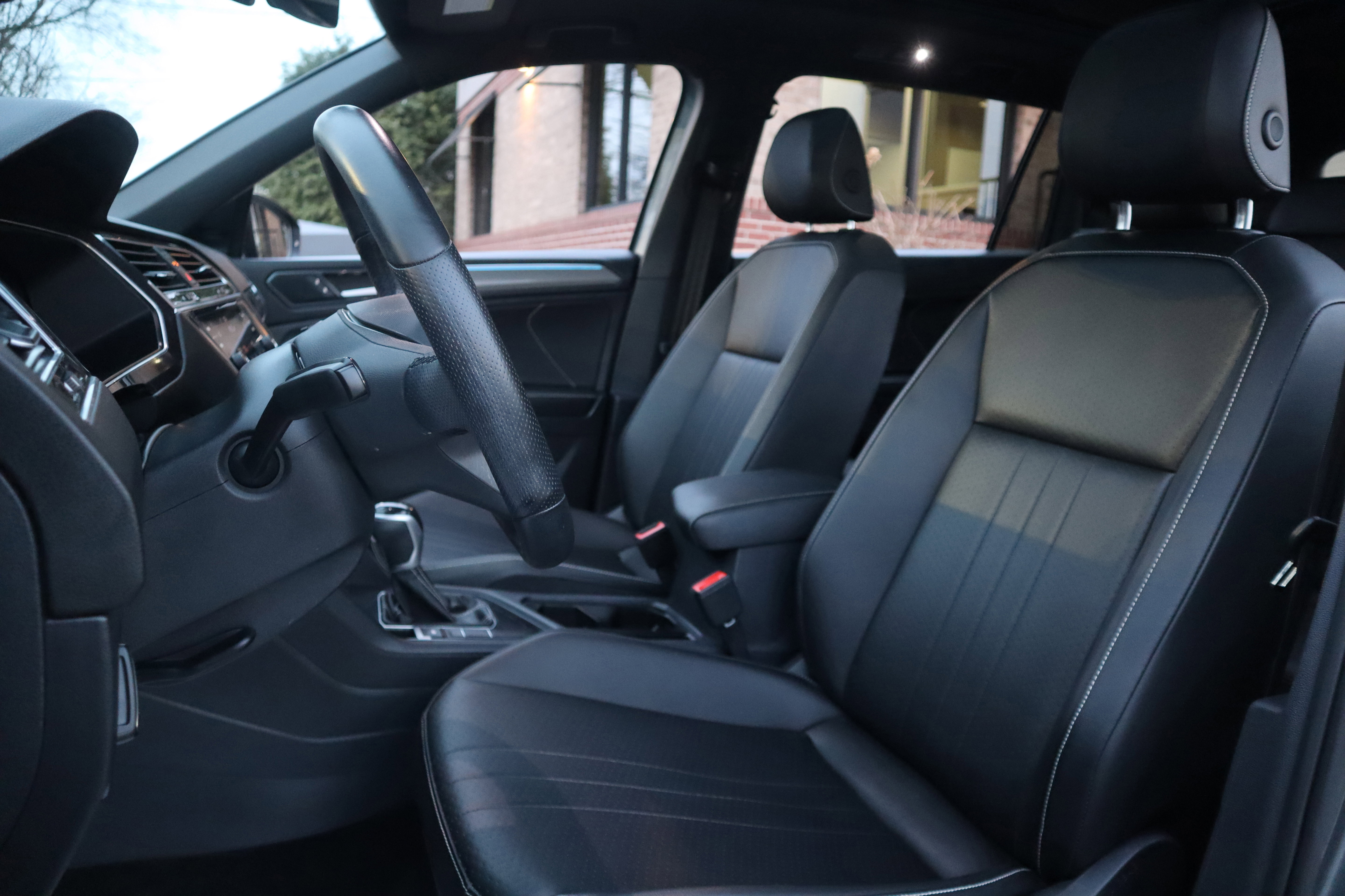 Used 2023 Volkswagen Tiguan SE R-Line image 27