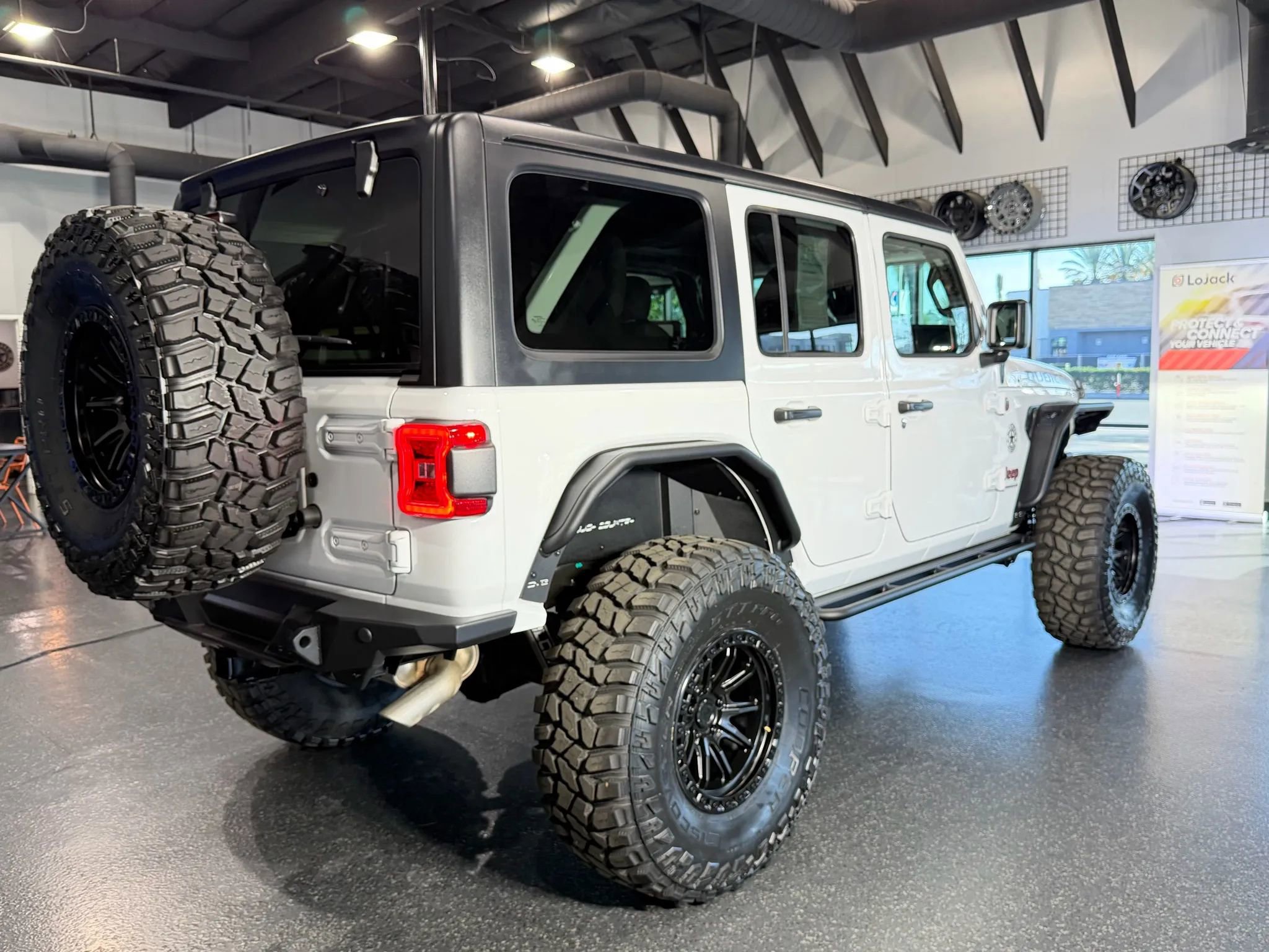 Used 2025 Jeep Wrangler Unlimited Rubicon image 33