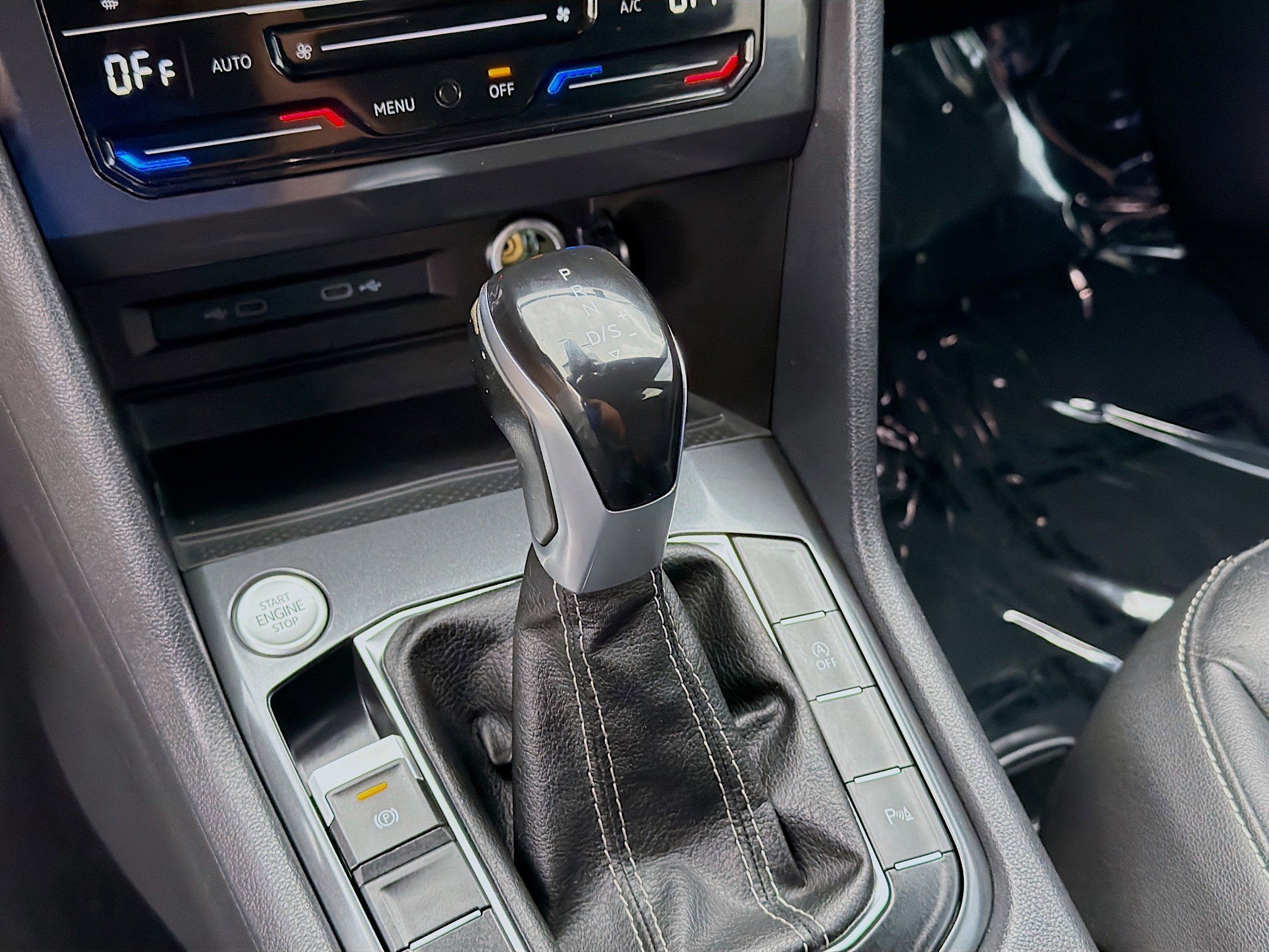 Used 2023 Volkswagen Tiguan SE R-Line image 14